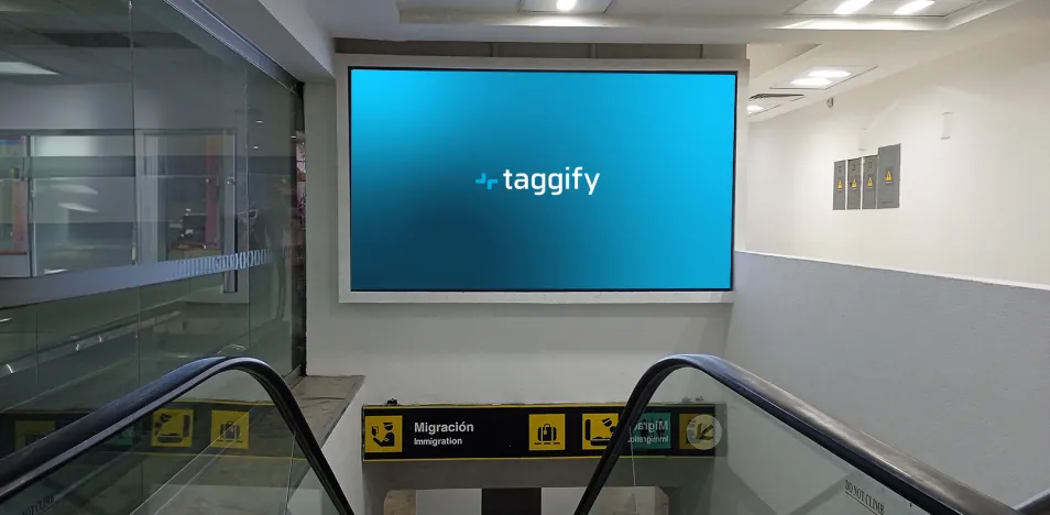 MX - CDMX - Aeropuerto - Venustiano Carranza - Pasillo Conector De Modulo Xi A Migracion - VW 17 - CDMX