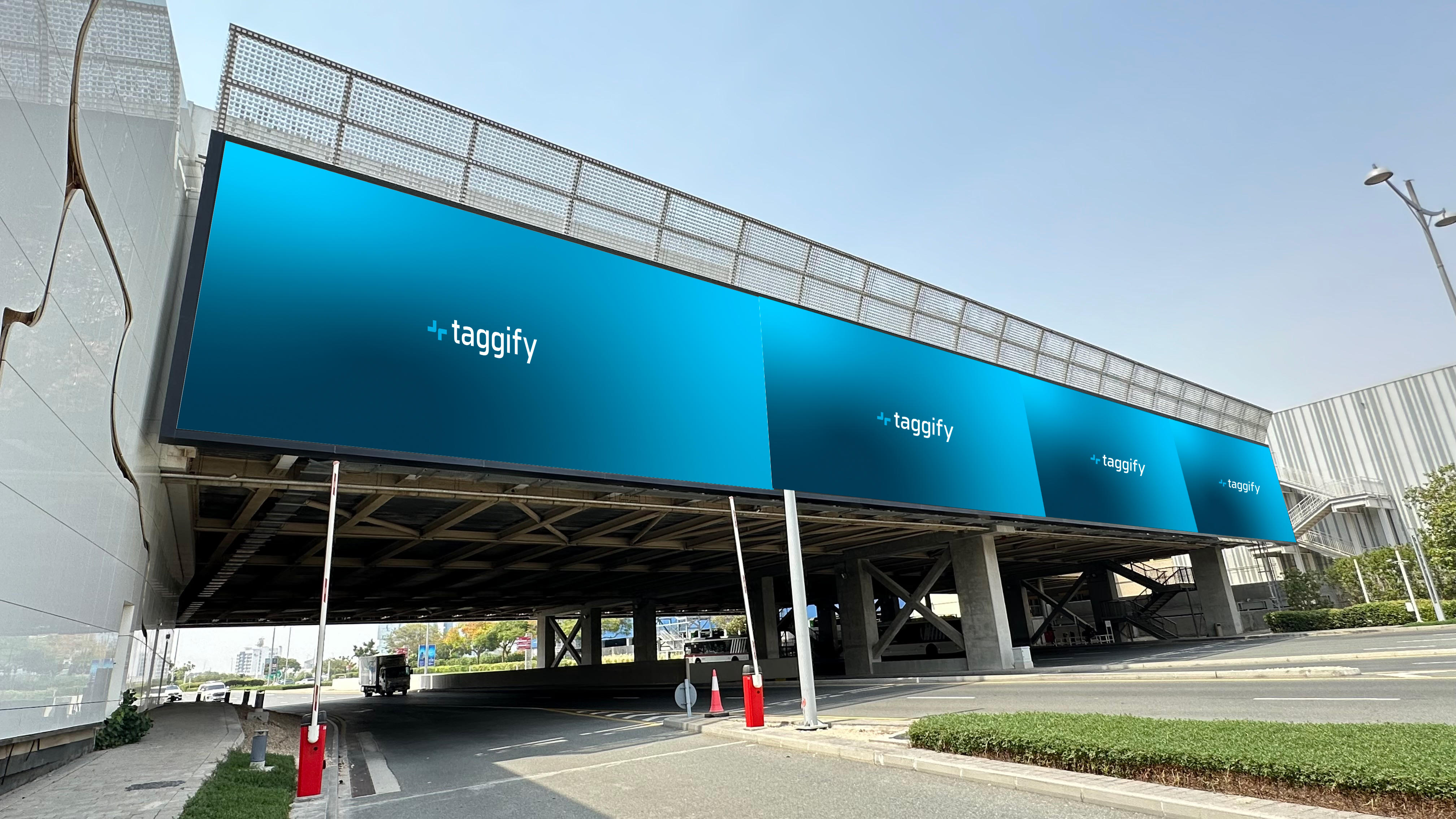 AE - Dubai - Dubai Festival City - Outdoor Link Bridge - Badia - Dubai